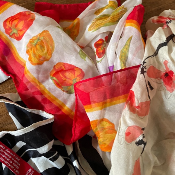 LOT of 5 scarves 4 are 100% Silk ,1 is Poly & 1 NWT Anne Klein, Vera, Echo, etc - Picture 4 of 8